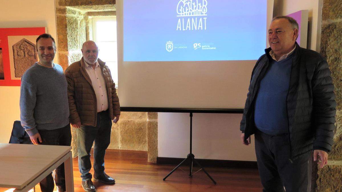 Marcos Pérez, esquerda, xerente da Fundación Galicia Sustentable, con alcalde, á dereita, presentando o plan