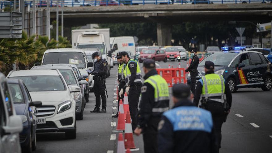 Uno de los controles realizados por los cuerpos de seguridad en la capital tinerfeña.