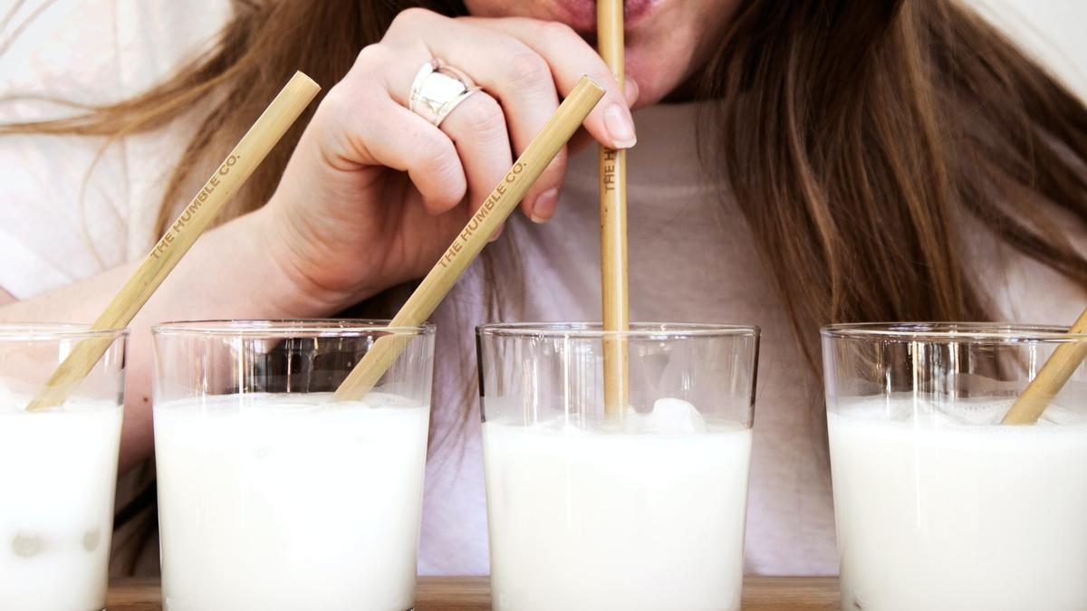 Bebes leche entera, semi o desnatada Descubre sus principales diferencias