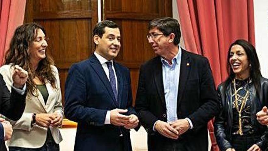 Al centre, Juan Marín, de Cs, i Juanma Moreno, del PP, durant les negociacions del pacte a Andalusia