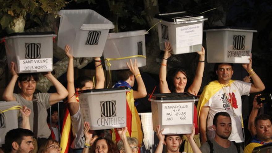 Un grup de persones amb urnes davant del Parlament durant l&#039;acte posterior a la manifestació per l&#039;aniversari de l&#039;1-O el 2018