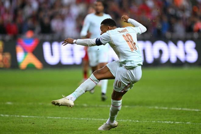 Mbappé se lesionó la rodilla en su primer partido con sus nuevas botas On