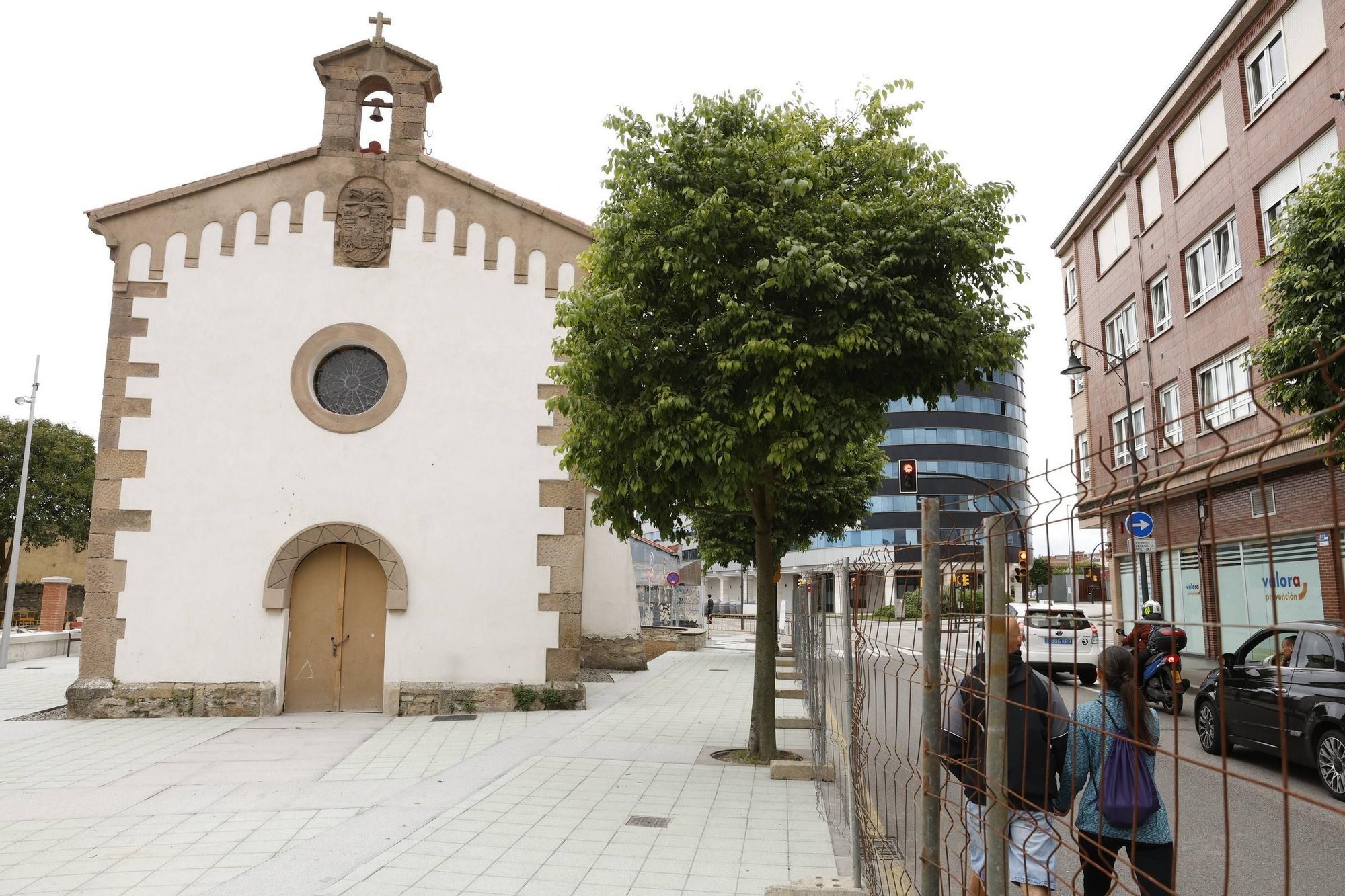 Así ha quedado la urbanización del entorno de la capilla de San Esteban del Mar de Gijón (en imágenes)
