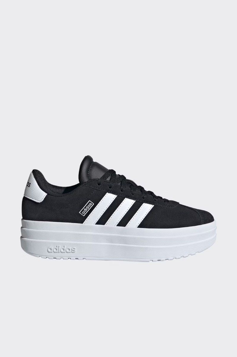 El negro, ya lo sabes tú, pega con absolutamente todo, y estas adidas los confirman