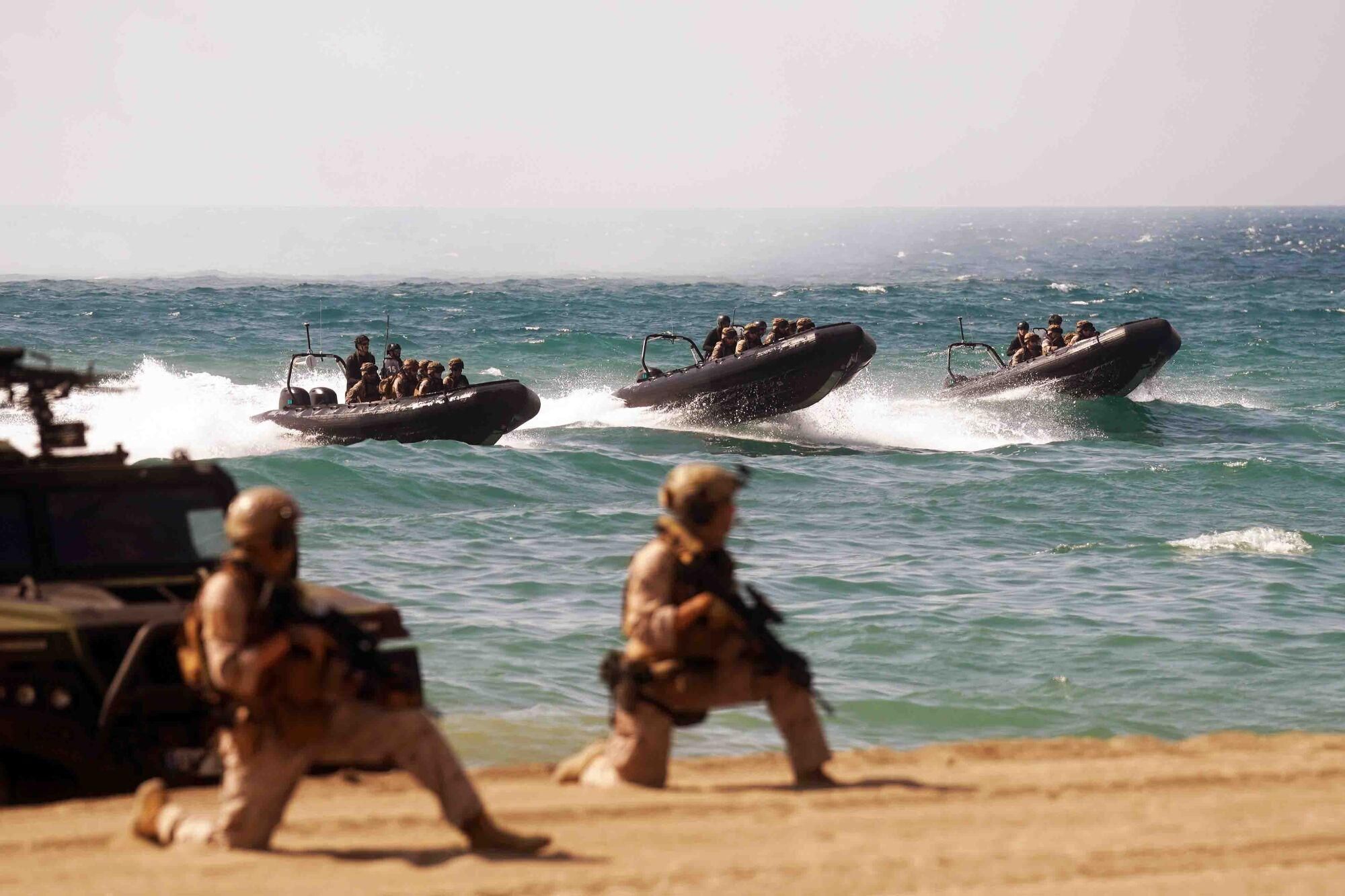 Exhibición dinámica de un desembarco anfibio de La Armada, donde aviones, helicópteros, Infantes de Marina, embarcaciones rápidas y lanchas de desembarco actúan en un escenario simulado de rescate de rehenes