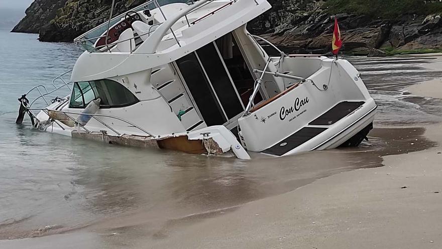 A salvo el yate arrastrado a una playa de Cíes por el temporal