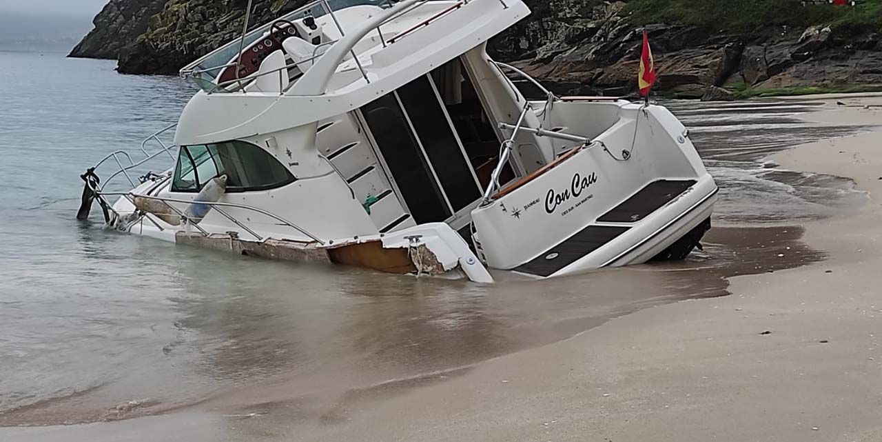 A salvo el yate arrastrado a una playa de Cíes por el temporal