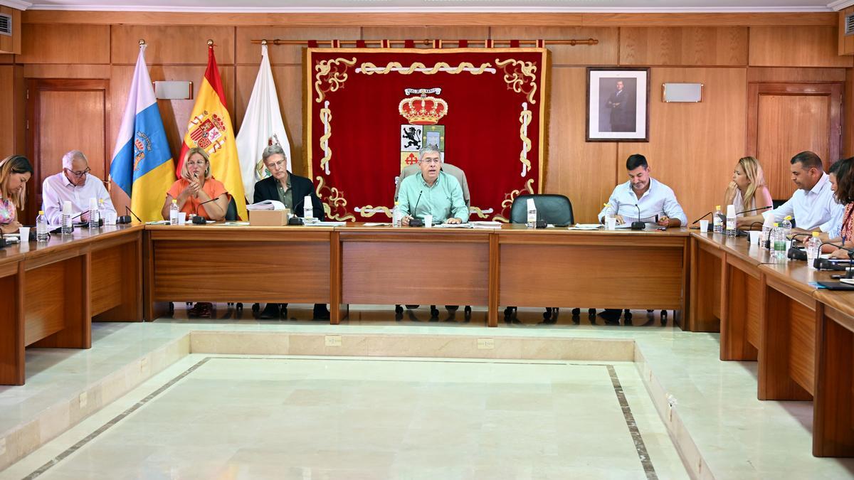 El alcalde Marco Aurelio Pérez preside el Pleno, este viernes en las Casas Consistoriales de Tunte.