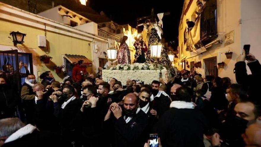 El trono de El Descendimiento, a su paso por las calles del barrio de Santa Cruz.