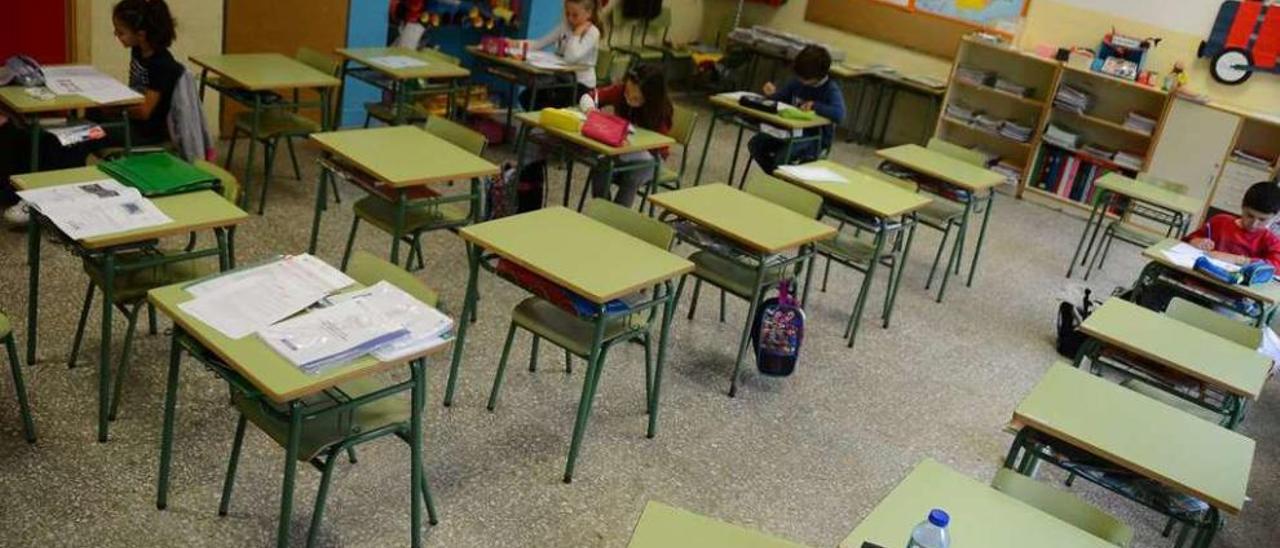 Aula de alumnos de tercero de Primaria haciendo el examen en el colegio A Torre, en Cela. // G.N.