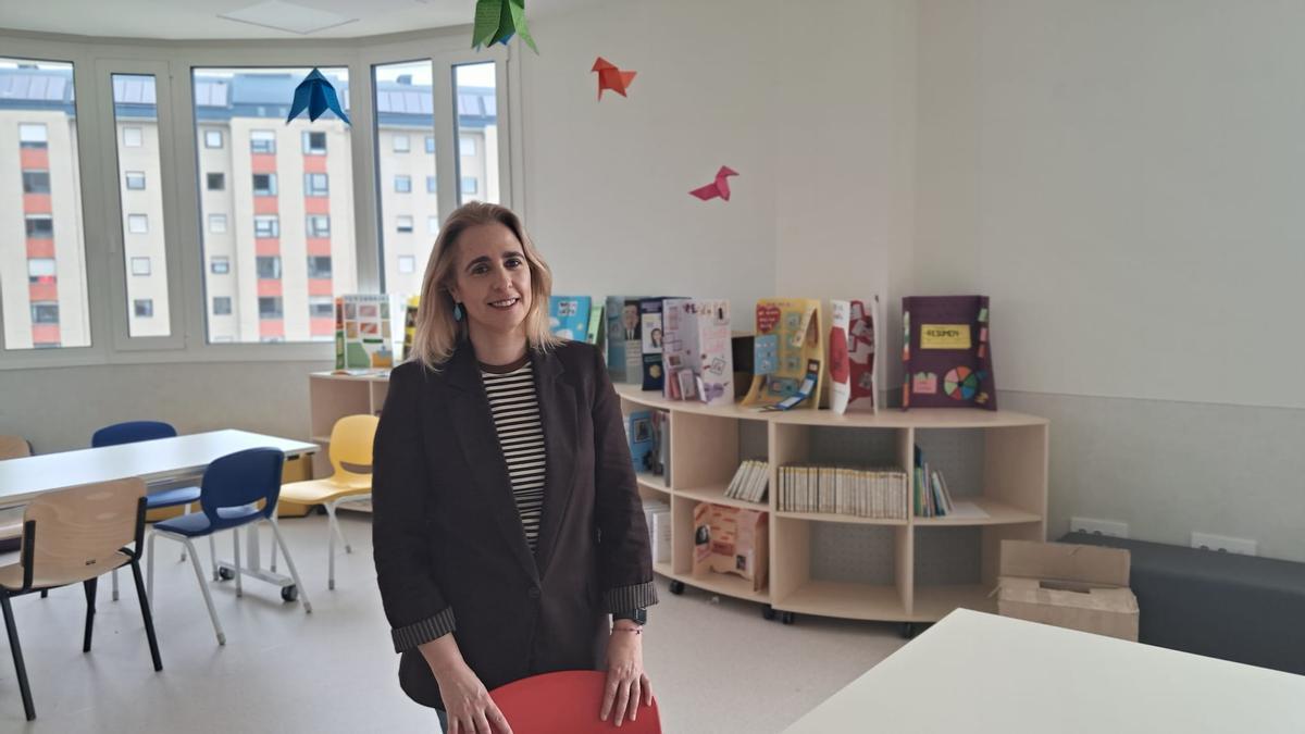Silvia Menéndez en la biblioteca del centro.