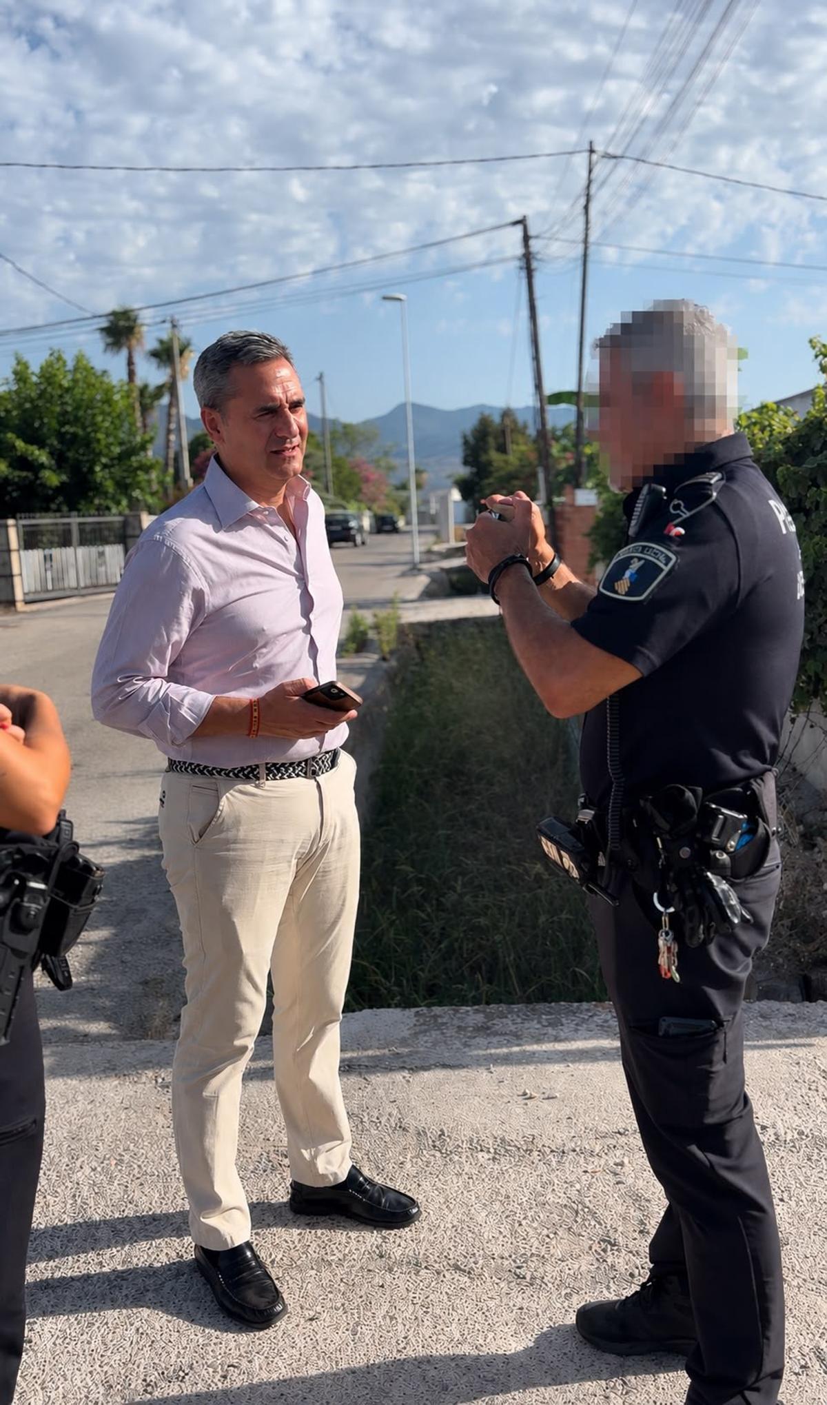 El concejal Ortolá destaca la importancia de avisar a la Policía Local si se detecta algún intento de okupación.