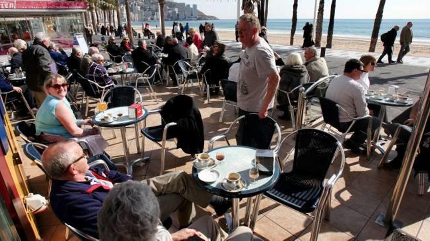 Turistas británicos en una terraza en Benidorm.