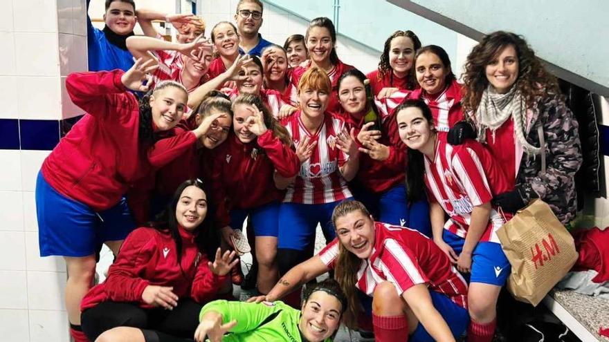 La plantilla de l'Alcúdia celebra la victoria por goleada.