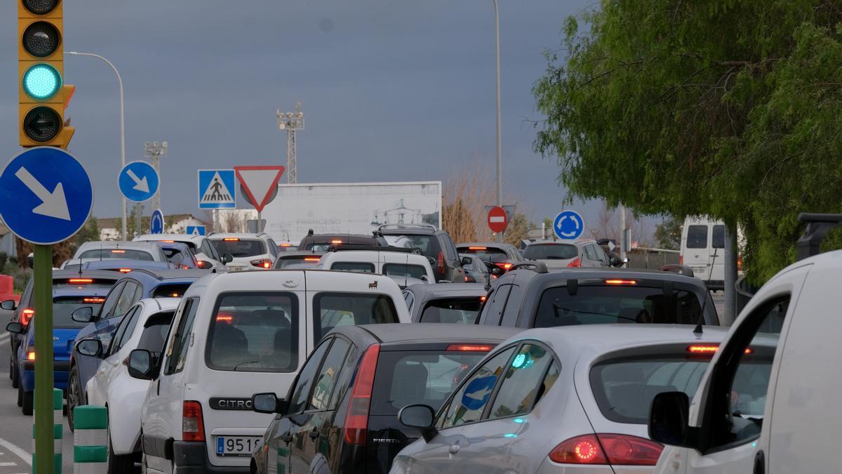 Monumental atasco de nueve horas en la calle Manacor de Palma por las obras  de asfaltado y los cortes de tráfico