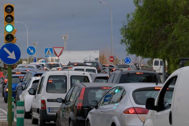 Las fotos del monumental atasco en la calle Manacor de Palma por las obras de asfaltado