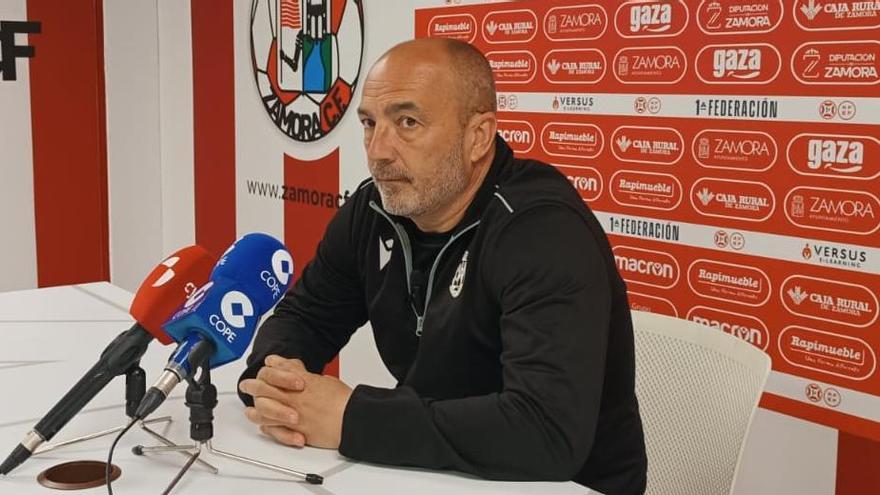 Juan Sabas, entrenador del Zamora CF, en rueda de prensa.