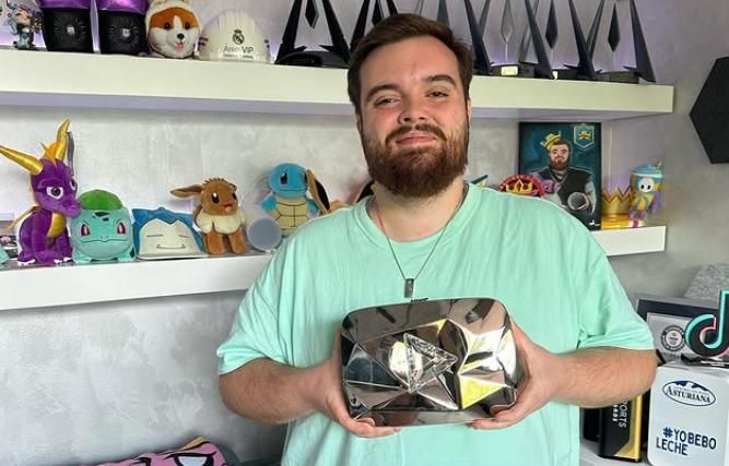 Ibai Llanos con la placa de 10 millones de suscriptores