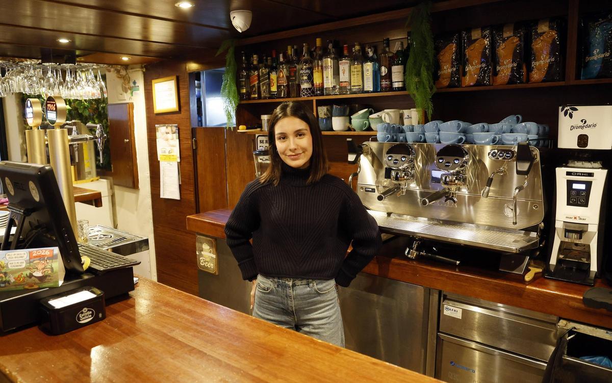 Aitana Lorenzo, en el interior de su local, The Daily Brew, en Teis.
