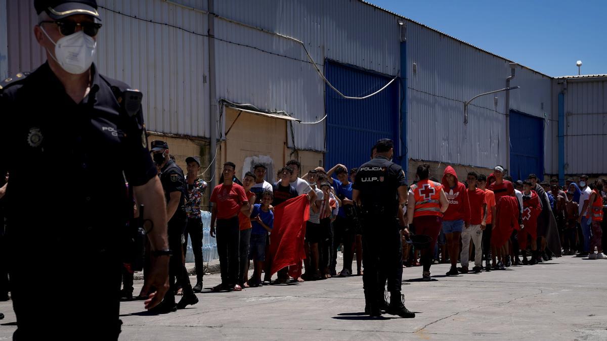 Un grupo de migrantes provenientes de Marruecos espera a ser atendido en Ceuta, este miércoles.