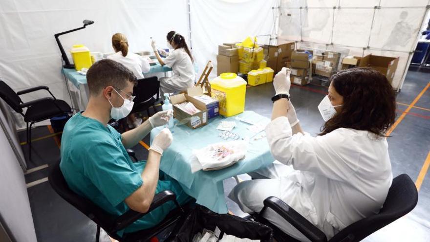 Varios sanitarios preparan las vacunas contra el covid antes de ser administradas a los pacientes, hace unos meses.