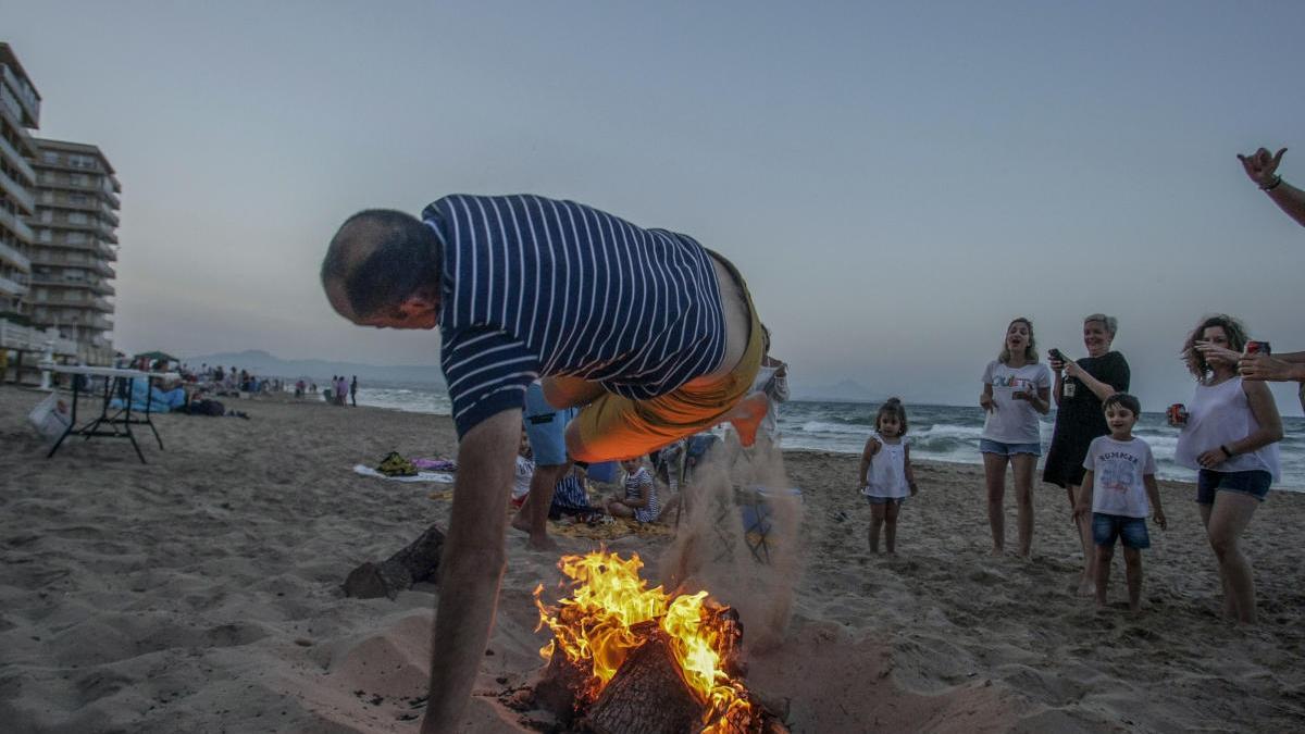 Sanidad dictará recomendaciones a los ayuntamientos para las hogueras de San Juan