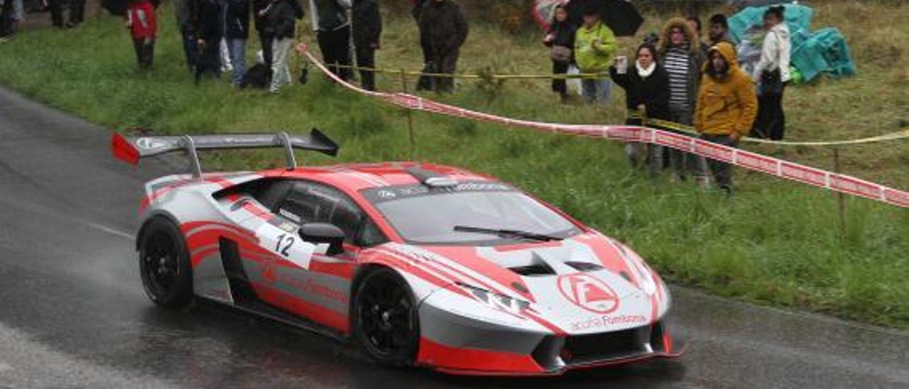 López Fombona con su Lamborghini, que participará en la carrera de este año, en una pasada edición de Santo Emiliano. | J. B. D.