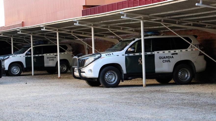Vehicles de la Guàrdia Civil estacionats a l&#039;aparcament de l&#039;hotel de Figueres