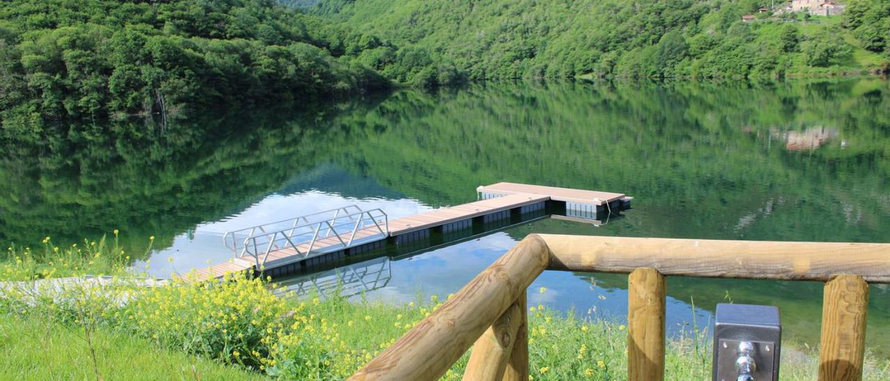 El embalse de Tanes, con uno de los embarcaderos.