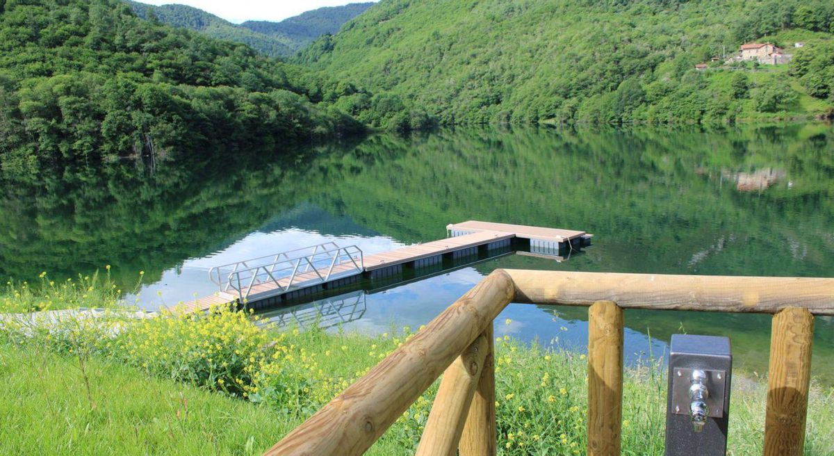 El embalse de Tanes, lleno, con el embarcadero de uso turístico. | L. M. D.