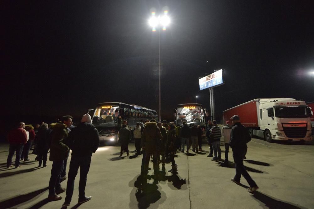 Los trabajadores de Alcoa de Asturias parten hacia Madrid a una manifestación contra el cierre de la fábrica