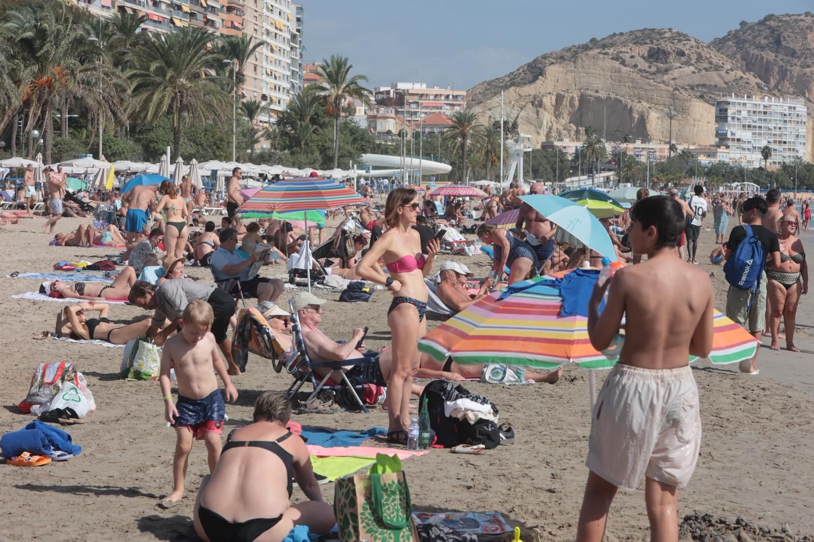 El martes de sol tras la dana Alice llena la playa del Postiguet de Alicante