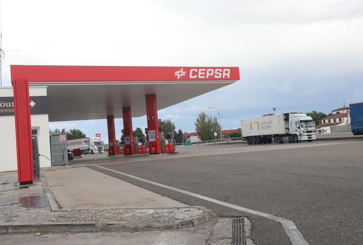 Las gasolineras de la N-2 se han resentido del descenso del tráfico.