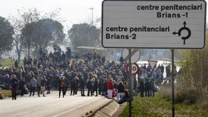 GRAFCAT1390. BRIANS (BARCELONA), 15/03/2024.- Grupos de funcionarios de prisiones bloquean desde primera hora de la mañana los accesos a los centros penitenciarios de Can Brians, así como otras cárceles catalanas, en protesta por el asesinato de una cocinera de la prisión de Mas dEnric, en El Catllar (Tarragona), y para pedir mayores medidas de seguridad y que cese la cúpula penitenciaria. EFE/Enric Fontcuberta
