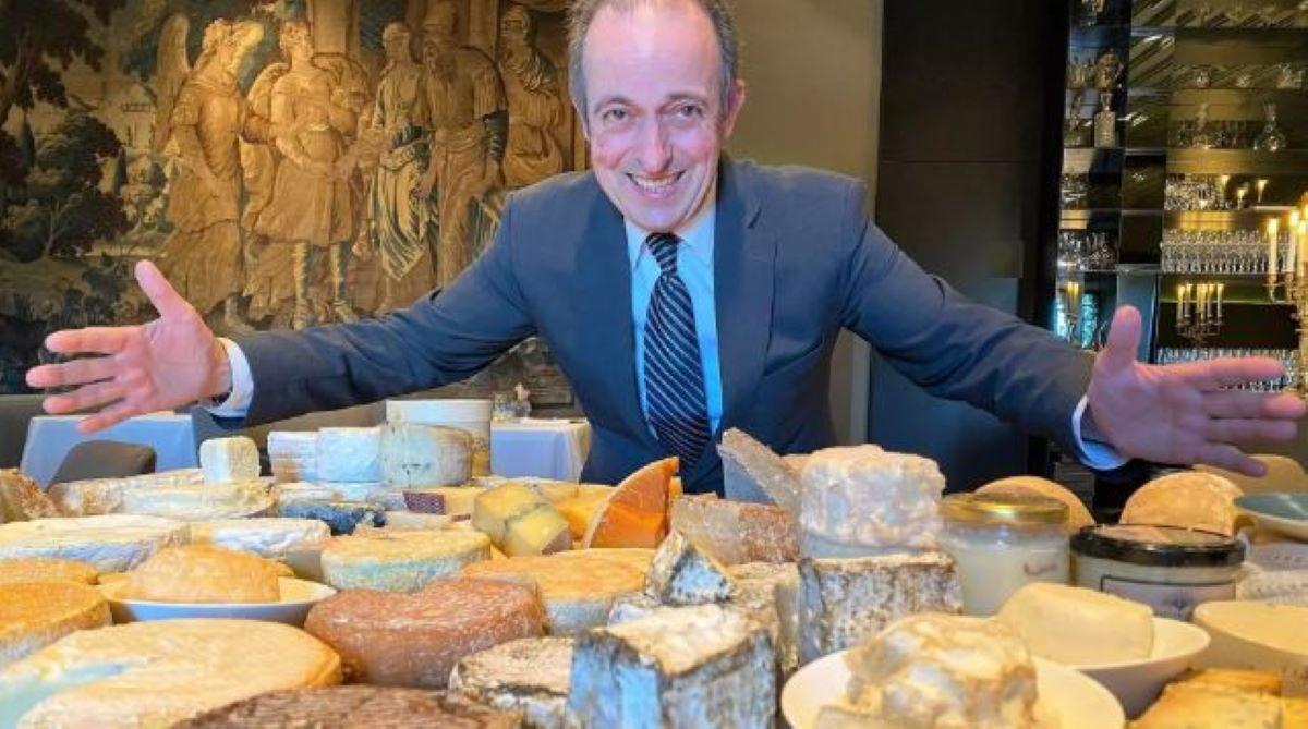 Toni Gerez, cap de sala del Castell Peralada Restaurant, amb el carro de formatges