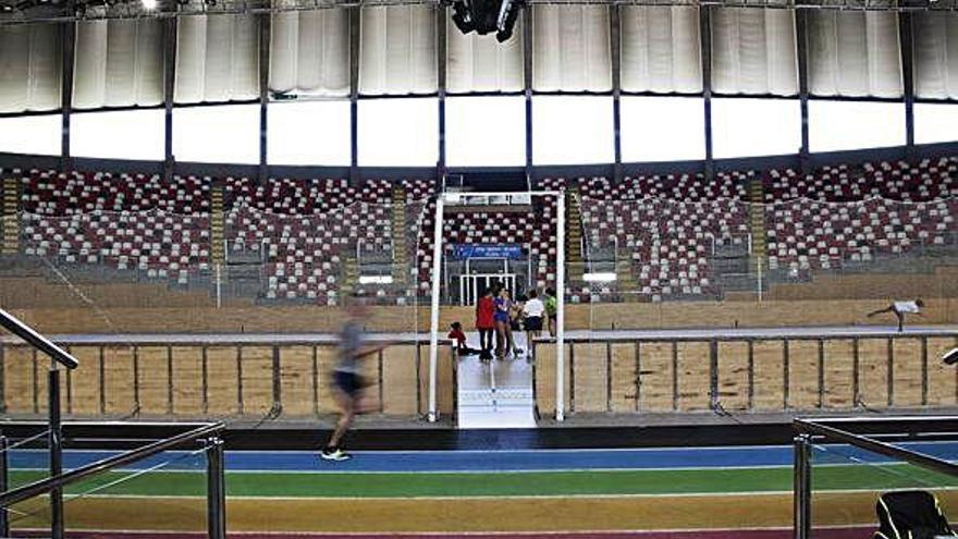La Federación Galega de Atletismo advierte carencias en las pistas de Elviña y Riazor