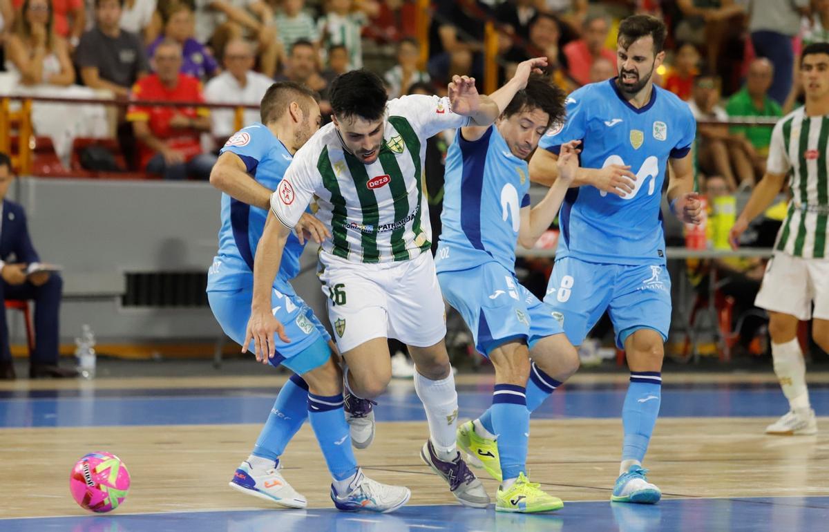 Pescio intenta superar la defensa del Movistar Inter en el duelo de la primera vuelta jugado en Vista Alegre.