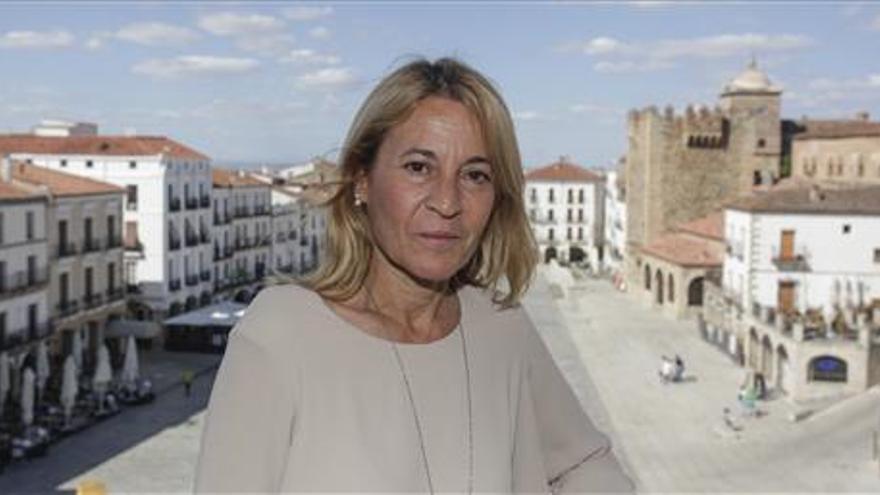 Elena Nevado, alcaldesa de Cáceres: «Mi idea y la de mi partido es que vuelva a ser candidata»