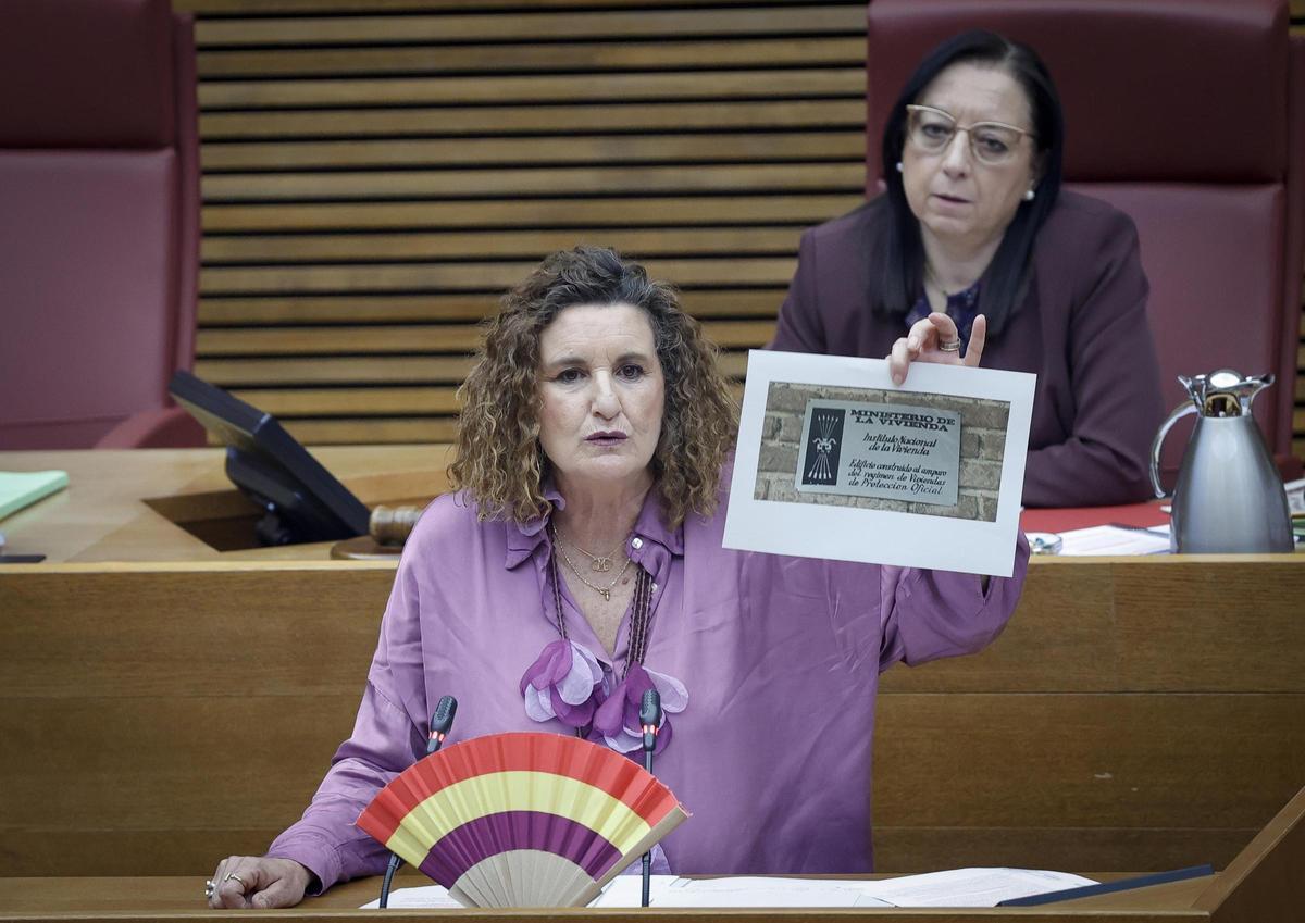 La diputada del PSPV, Mercedes Caballero, muestra la bandera republicana en un abanico en las Corts.