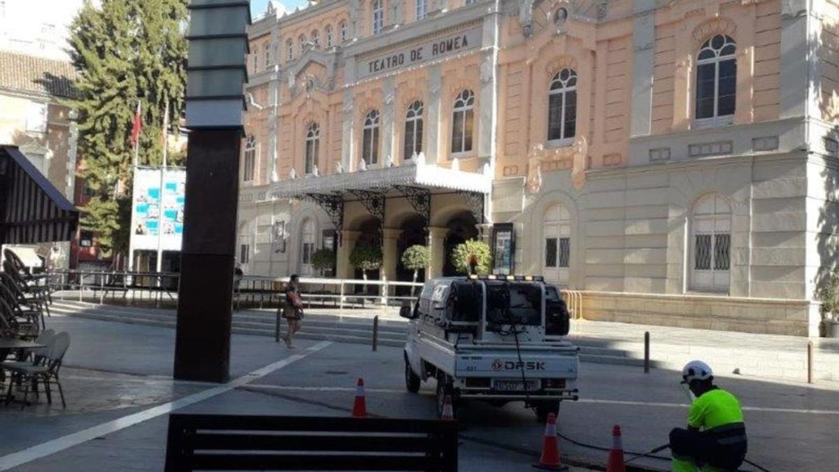 Limpieza de alcantarillado frente al Teatro Romea, en Murcia. | L.O.