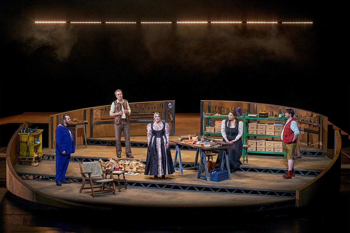 El Festival de Bayreuth se abrió este viernes con el estreno de una nueva versión de Los Maestros Cantores de Núremberg, con dirección musical de Daniele Gatti y dirección escénica de Matthias Davids, en la que se procura mostrar una faceta liviana y hasta humorística de Richard Wagner, cuya obra está marcada por las grandes tragedias.