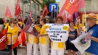 "¡Tenemos familia y recibos que pagar!": limpiadoras estallan en Elche contra los retrasos para cobrar