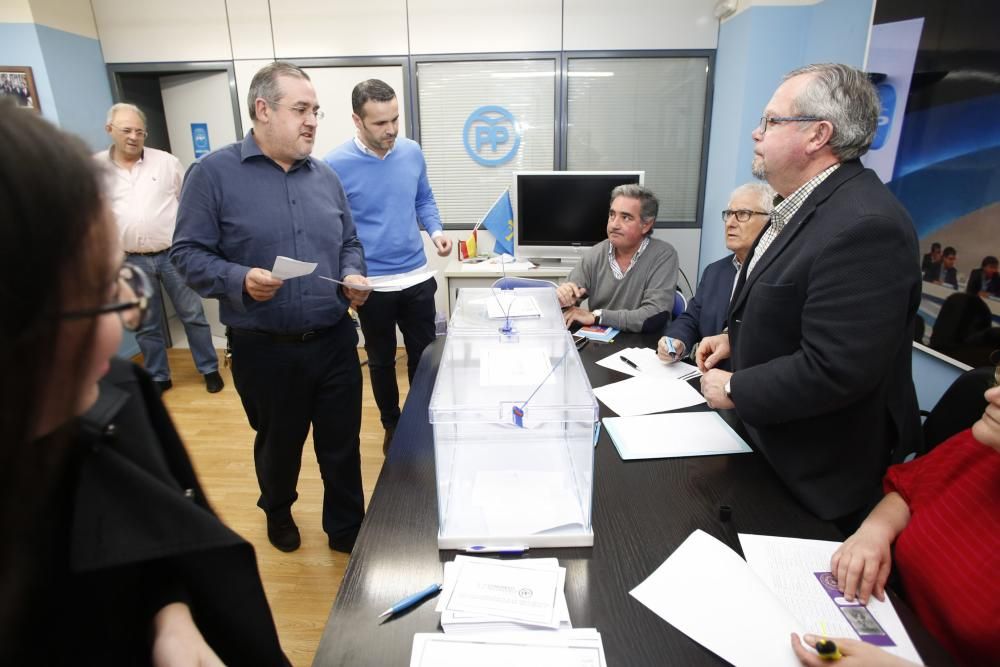 Carmen Maniega Vota en las primaras del PP en la sede de Avilés.