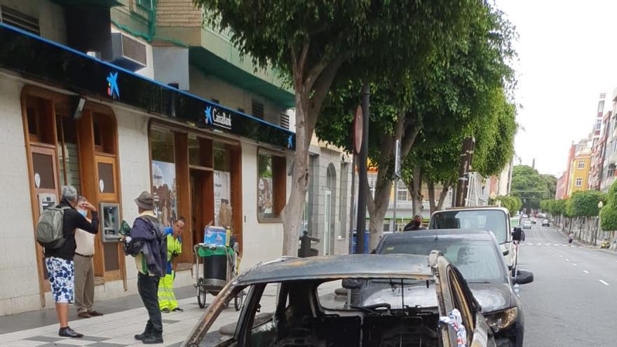 Incendio de dos coches y tres contenedores en Tomás Morales