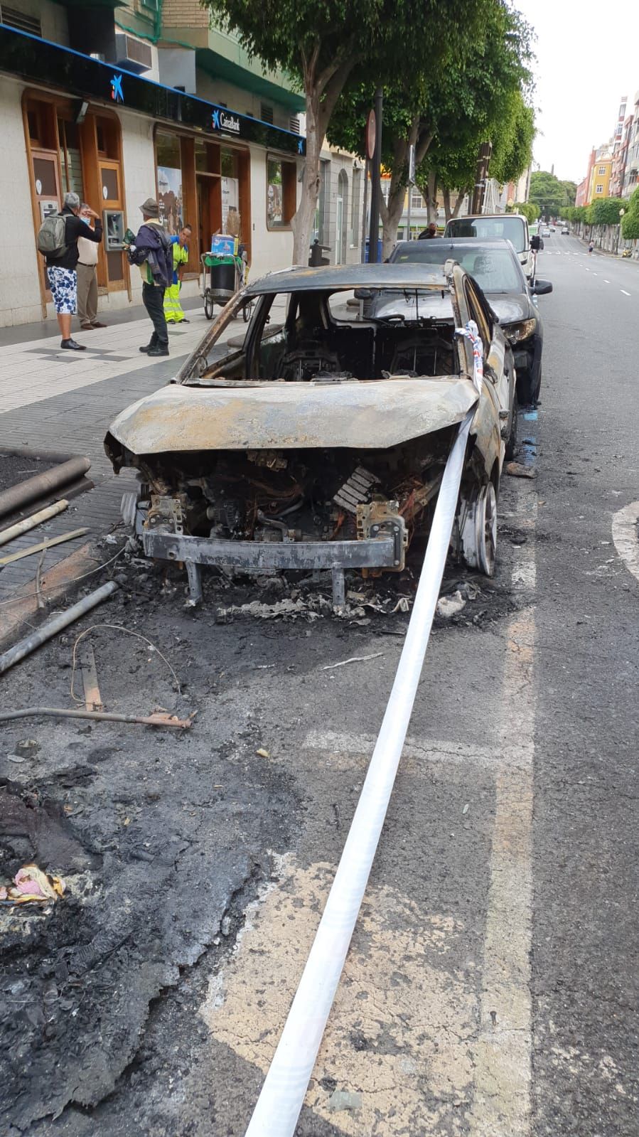 Incendio de dos coches y tres contenedores en Tomás Morales