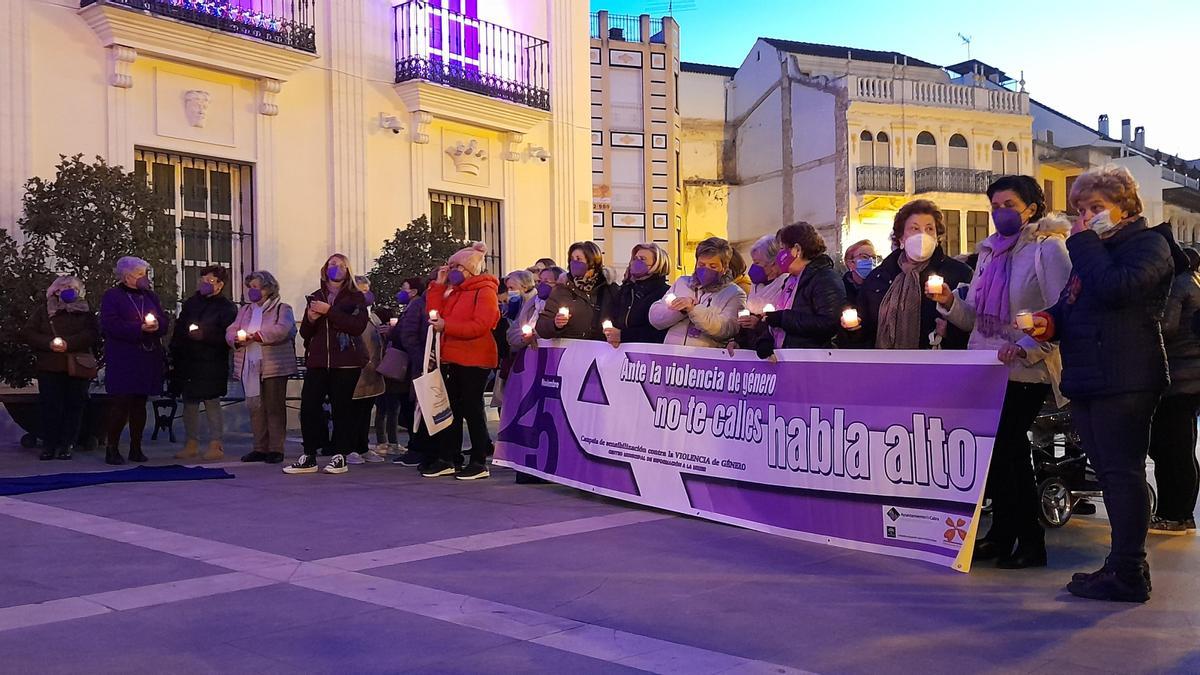 Manifestación con motivo del 25-N en Cabra.