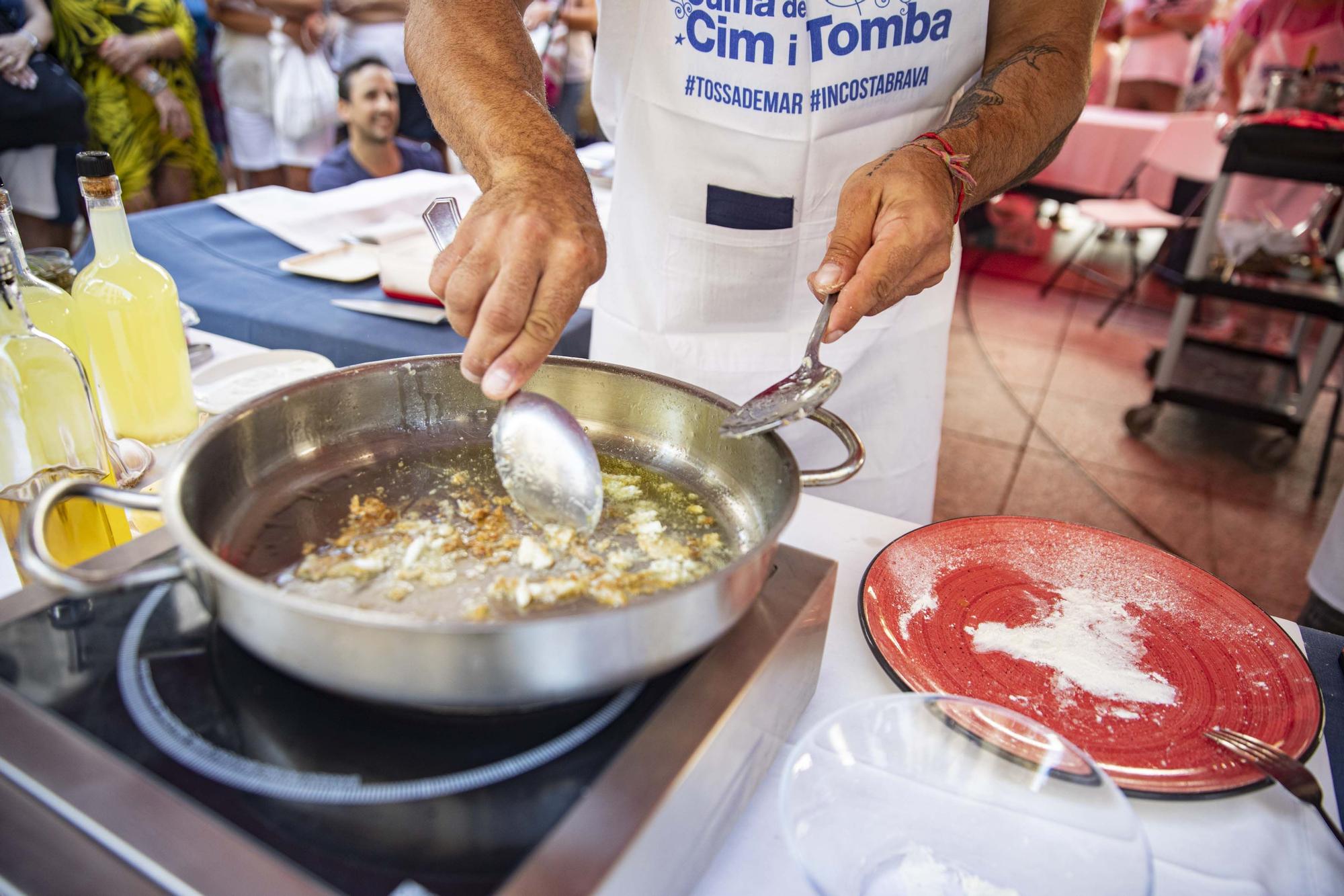 Marc Ribas cuina un "Cim i Tomba", el plat tradicional de Tossa de Mar, enmig del poble