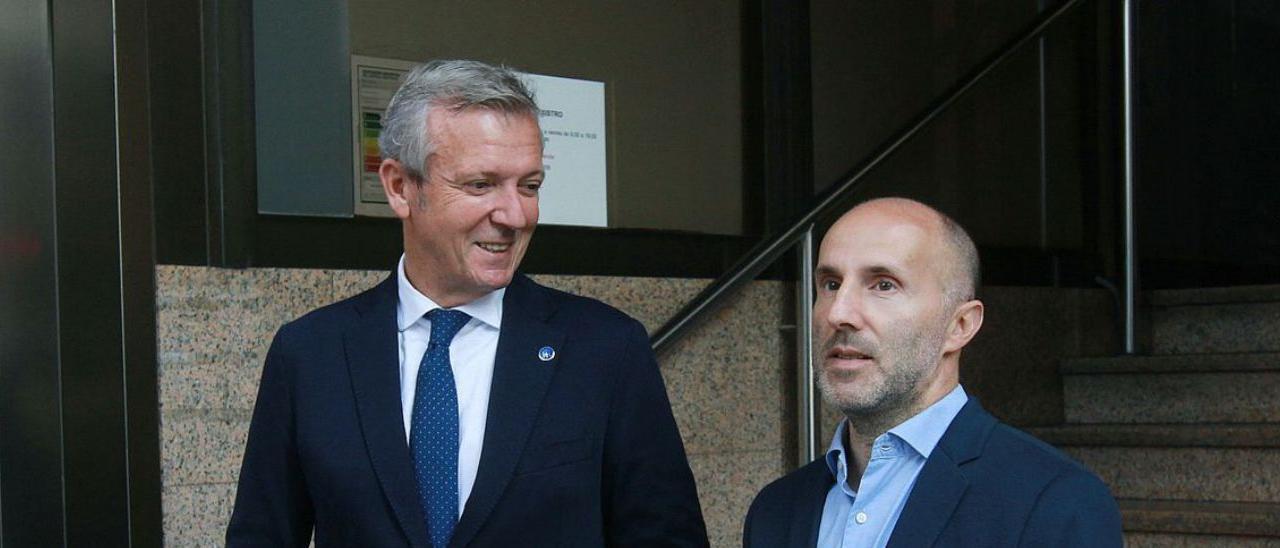 El presidente del PPdeG, Alfonso Rueda, y el líder de DO, Gonzalo Jácome. |   // I. OSORIO