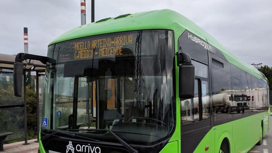 Un autobús que circula en la línea entre Meicende y Arteixo.