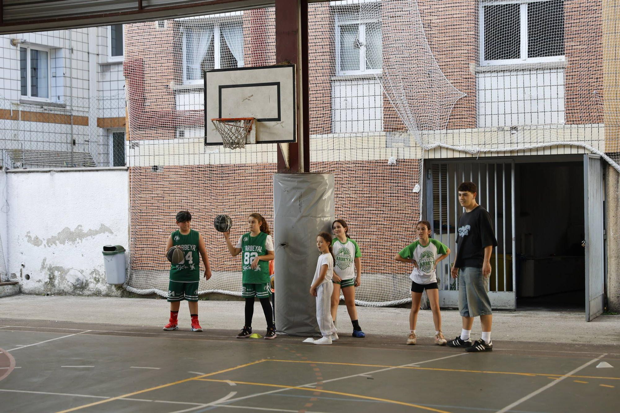 El equipo de baloncesto L’Arbeyal, con el balón a cuestas por toda la ciudad (en imágenes)